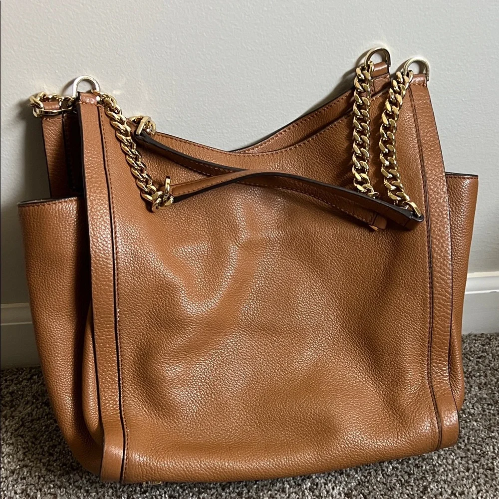 Michael Kors Tan Leather Shoulder Bag with Gold Chain - Picture 4 of 15